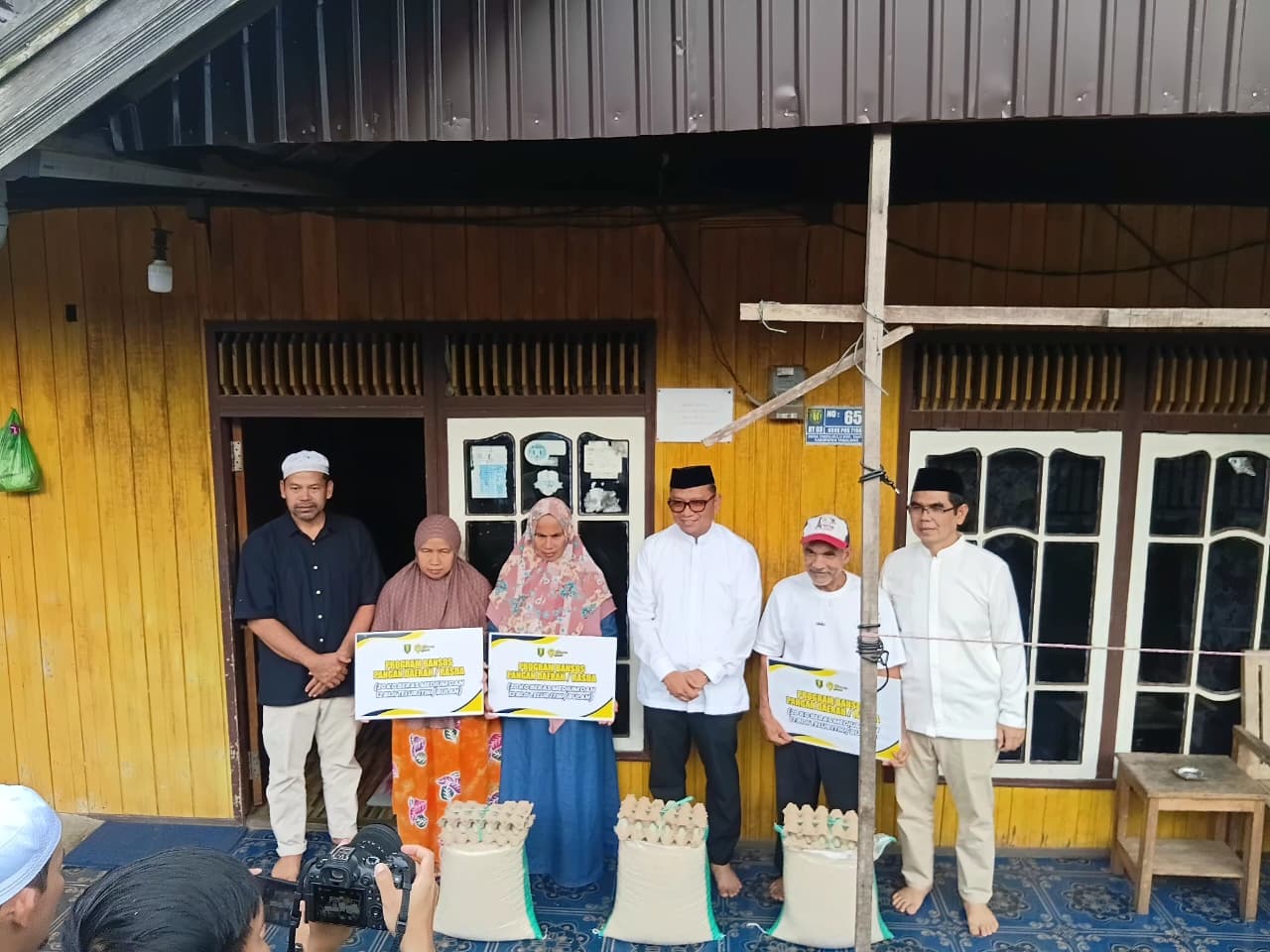 Dinas Sosial P3AP2KB Kabupaten Tabalong Dampingi Bupati dalam Penyerahan Bansos di 12 Kecamatan