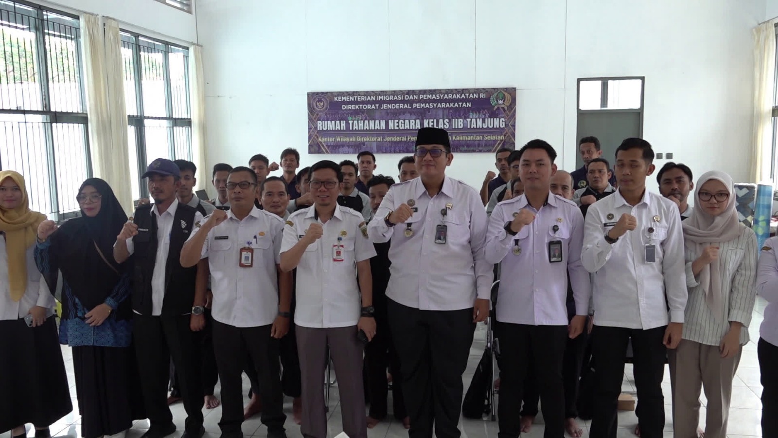 Dinas Pemberdayaan Masyarakat dan Desa atau DPMD Tabalong terus mendorong penguatan Badan Usaha Milik Desa atau BUMDes di seluruh desa di Tabalong. Terlebih saat ini BUMDes di Tabalong didominasi oleh