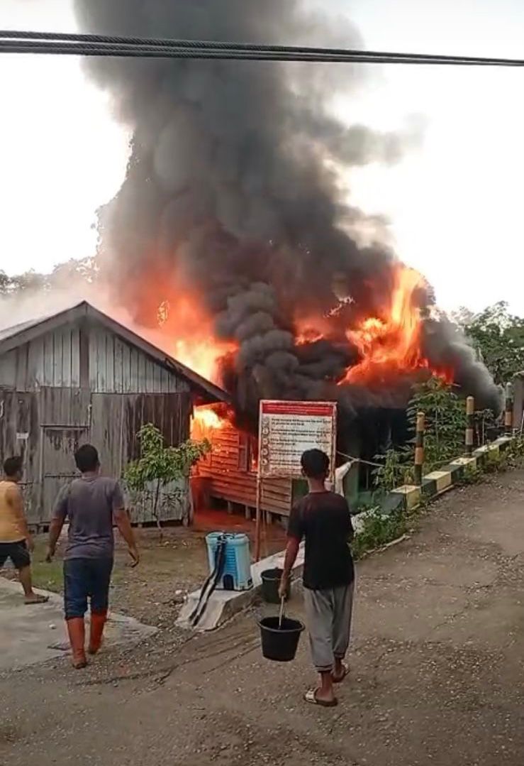 Dinas Sosial P3AP2KB Kabupaten Tabalong Salurkan Bantuan Darurat untuk Korban Kebakaran di Desa Burum