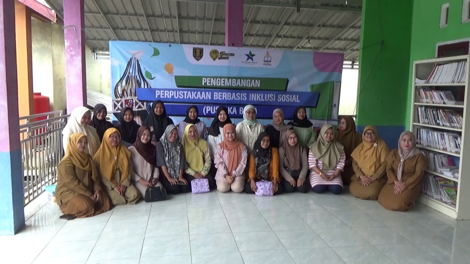 Pustaka Bisa Hadir di Desa Wayau, Warga Dilatih Merajut untuk Tingkatkan Keterampilan