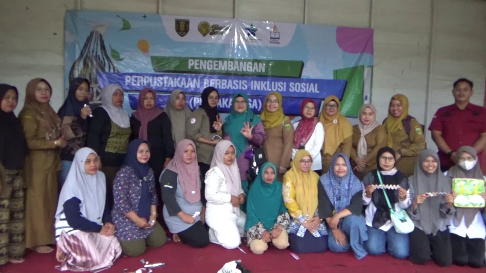Dispersip Tabalong Edukasi Warga Padang Panjang, Sulap Sampah Jadi Tas & Dompet
