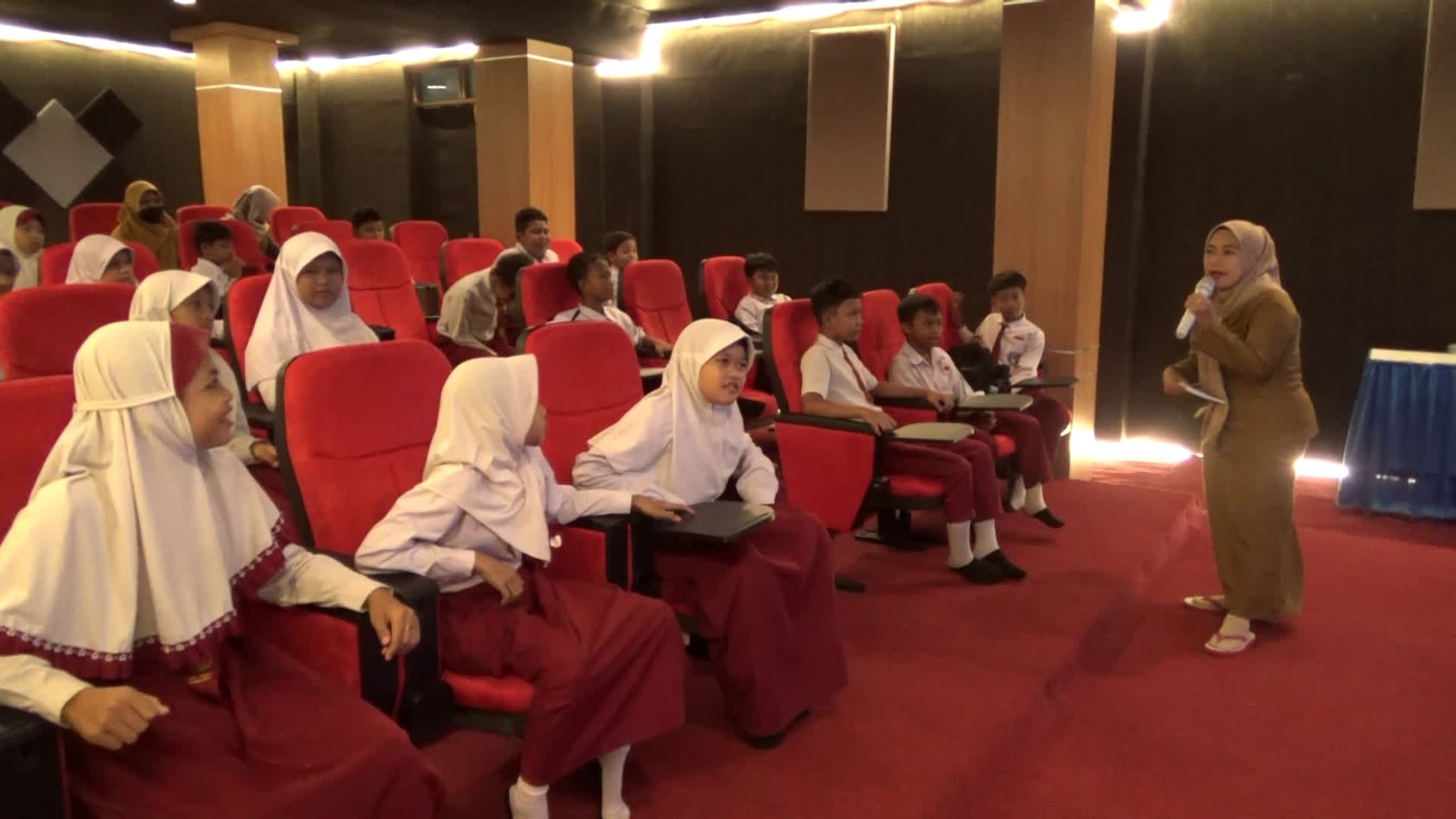 Tarik Minat Pengunjung, Dispersip Tabalong Hadirkan Bioskop Mini Edukasi