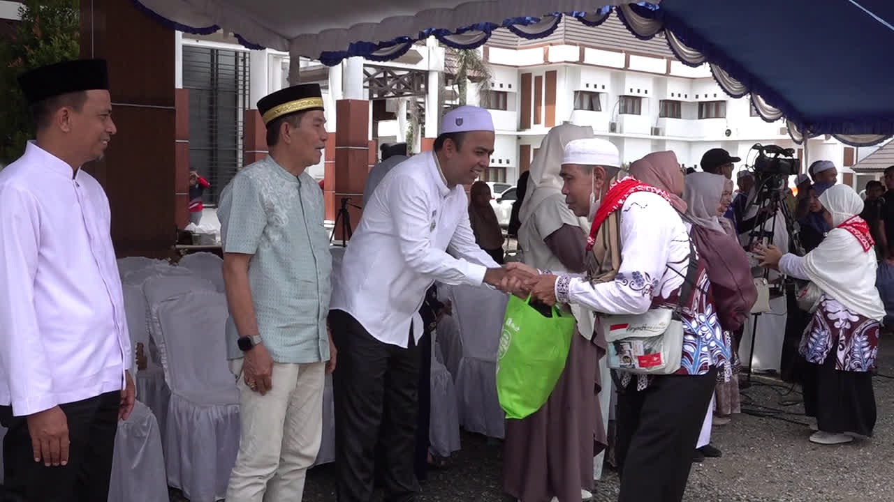 Sambut Kepulangan Jemaah Haji Kloter 3, Wabup Tabalong Ajak Jemaah Jadi Teladan di Masyarakat