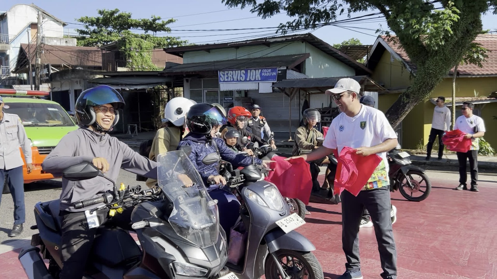 Bagikan Ratusan Kantong Kain, Pemkab Tabalong Ajak Warga Tinggalkan Plastik Sekali Pakai