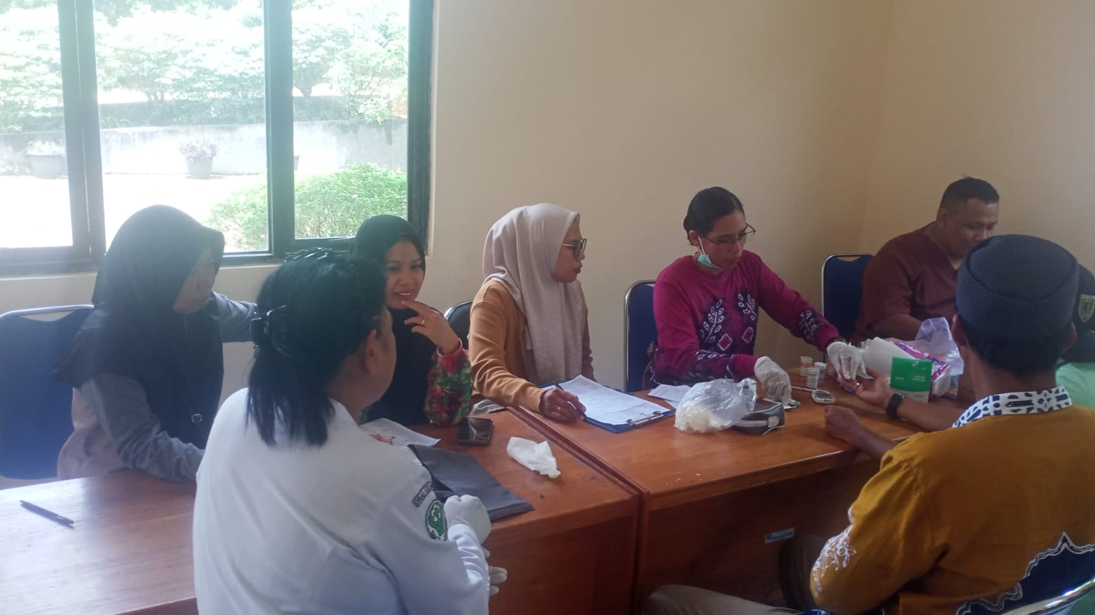Puskesmas Wirang melaksanakan kegiatan pembinaan Upaya Kesehatan Kerja (UKK) bagi para pekerja di Tempat Pembuangan Akhir (TPA) Bongkang