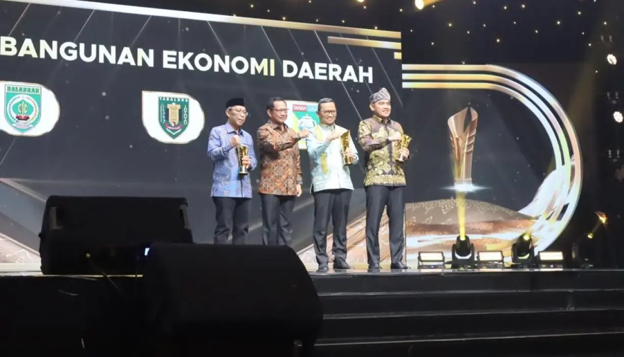 Program Tabalong Smart Hantarkan Haji Fani Peroleh Pemimpin Daerah Awards 2025