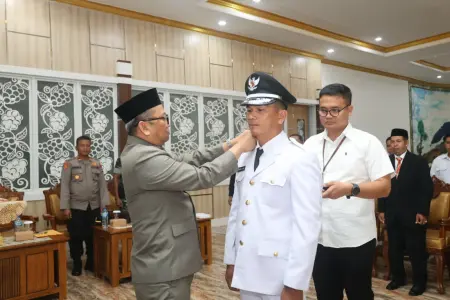 Lantik Kepala Desa PAW Manduin, Bupati Tabalong minta kolaborasi & layanan publik