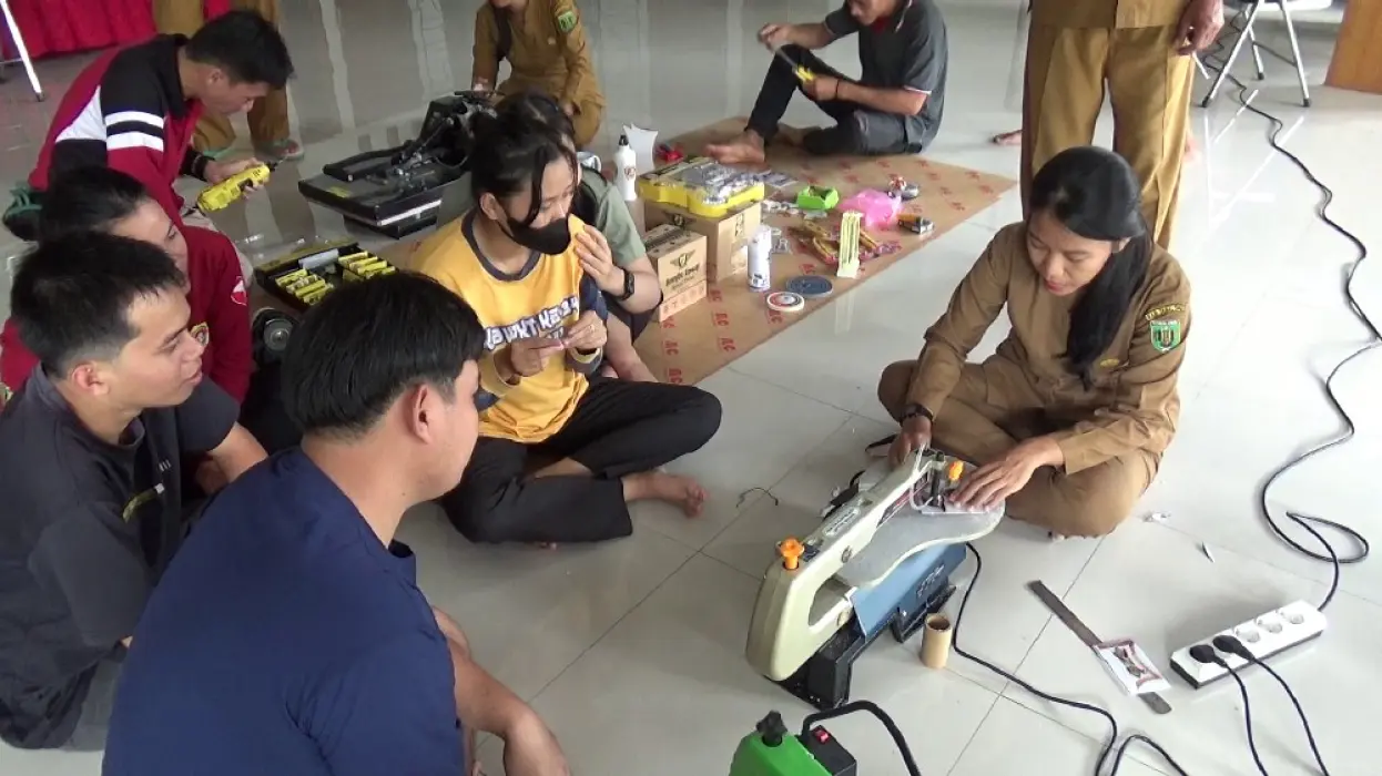 Kades Kinarum Berkomitmen Dukung Pelatihan Pembuatan Gantungan Kunci Akrilik