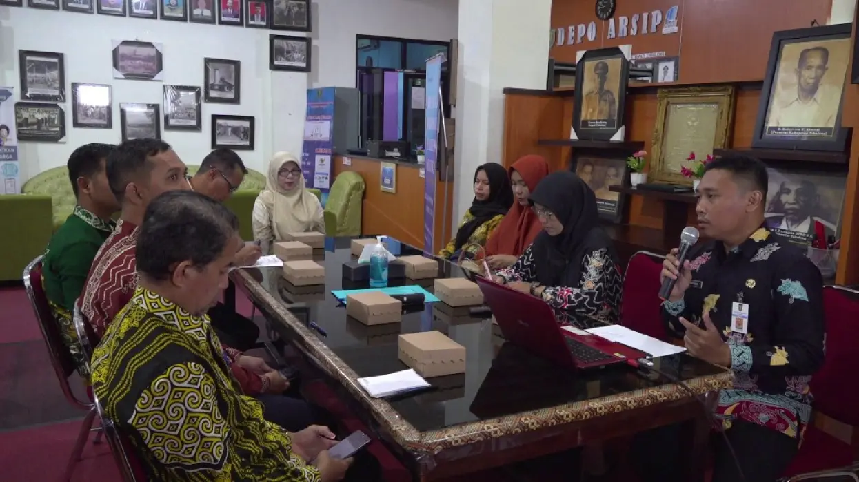 Dispersip Gelar Rapat Penilaian dan Meneliti Arsip Eks Dinas Kehutanan dan Perkebunan