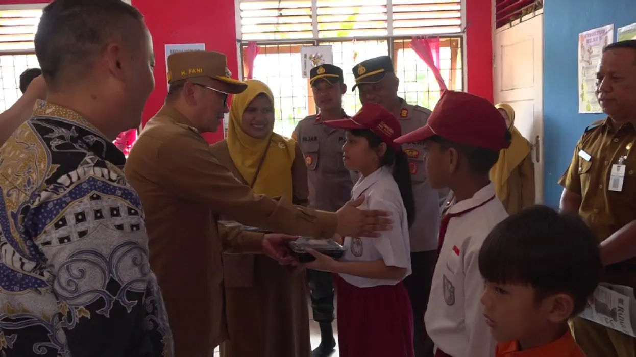 Pemkab Tabalong & PT Conch Bagikan MBG di SDN 2 Kembang Kuning