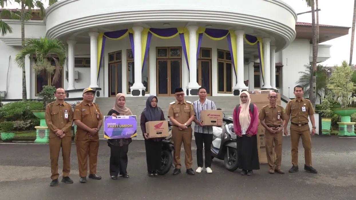 Bupati Tabalong Serahkan Hadiah Undian Makan Paliat 20 Ribu Porsi Pemecah Rekor MURI