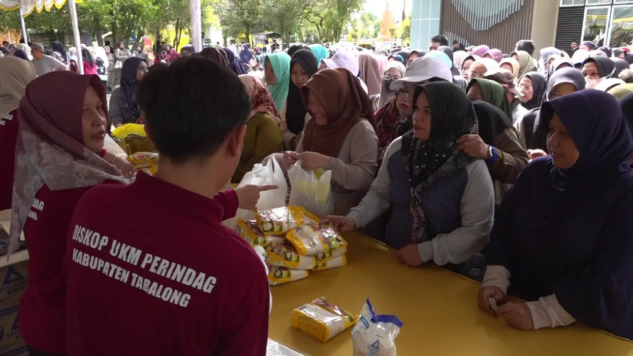 Sejak Pagi, Ratusan Warga Serbu Pasar Murah di Halaman Gedung Sarabakawa