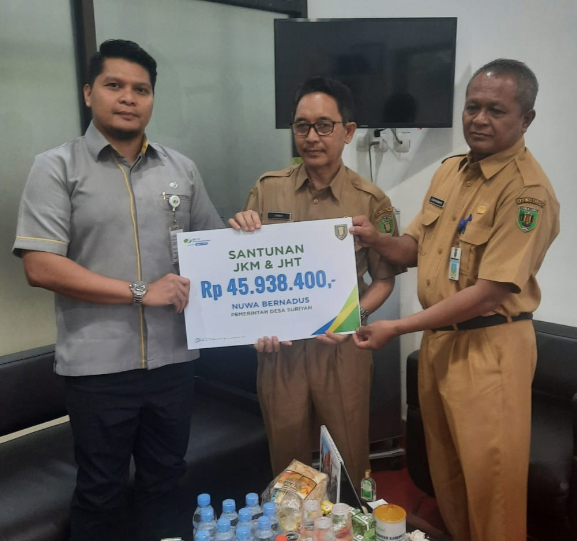 Bersama BPJS serahkan Santunan bagi aparat desa surian yang meninggal