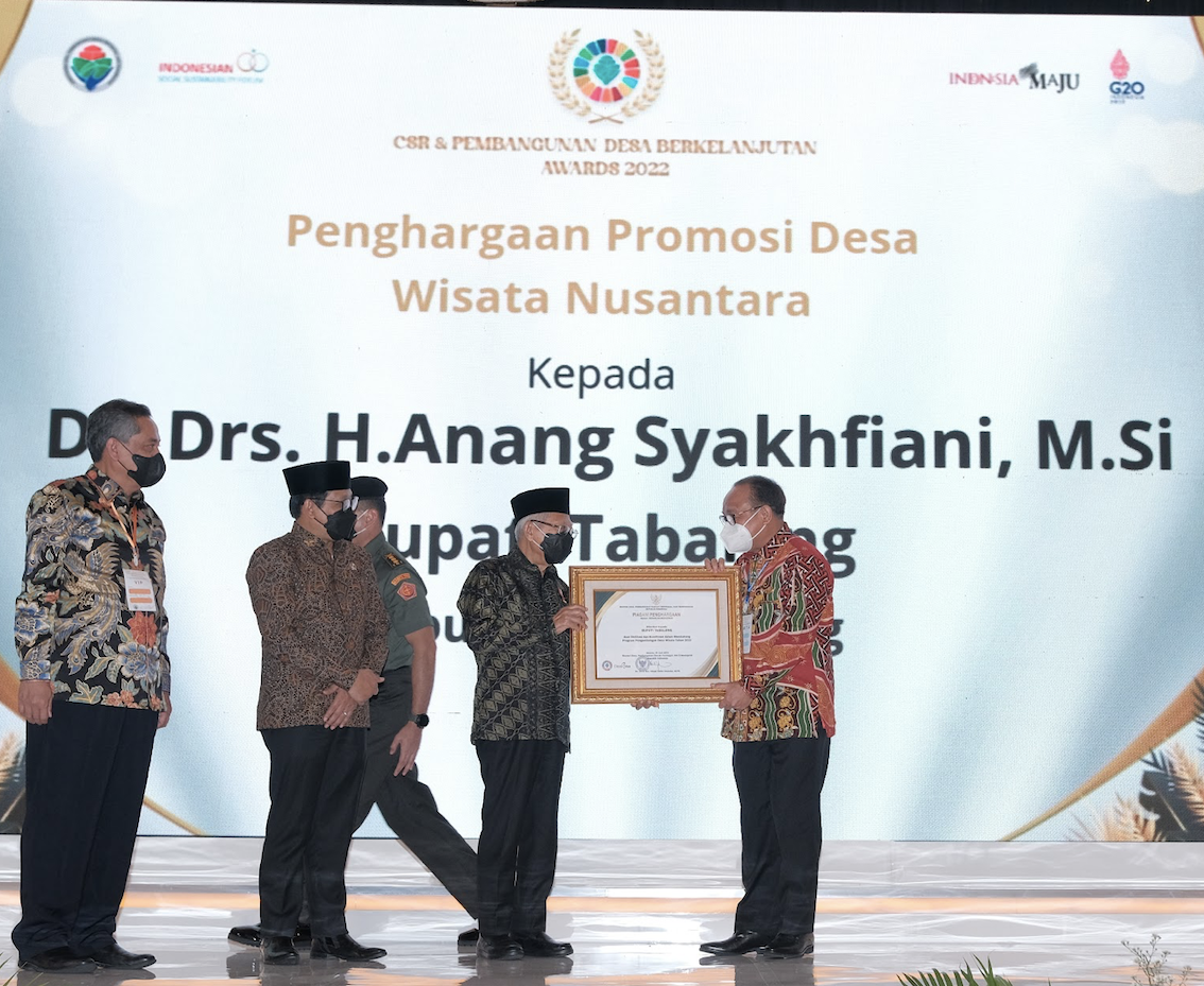 Bapak Wakil Presiden RI meyerahkan kepada Bupati Tabalong