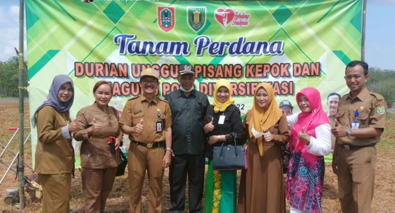 Kepala Dinas PMD Kab. Tabalong hadiri Acara Tanam Durian bersama Masyarakat Petani Desa Uwie Kec. Muara Uya