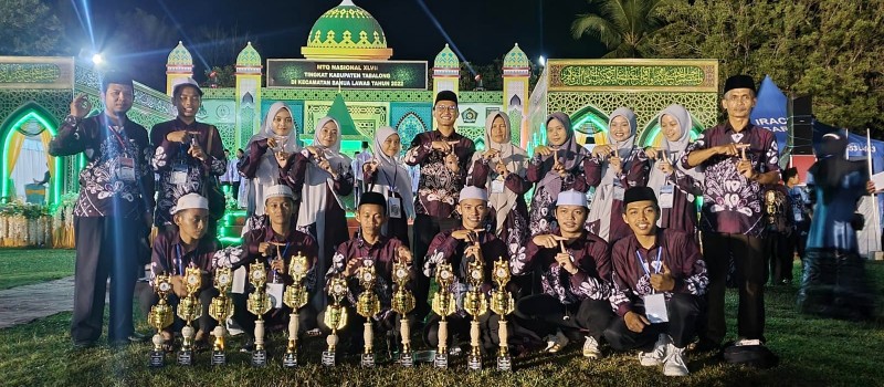 Berfoto Bersama Kafilah Kecamatan Haruai Beserta Tim Official Pada Acara Musabaqah Tilawatil Quran yang ke 47 tingkat Kabupaten Tabalong di Kecamatan Banua Lawas.