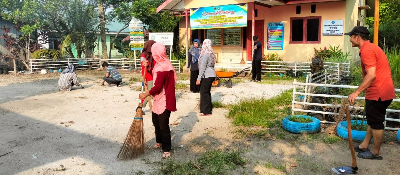 Gotong Royong Kebersihan Lingkungan Kantor Kecamatan Kelua