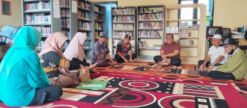 Pemberian Ucapan Selamat Sekaligus Penyerahan Hadiah Lomba