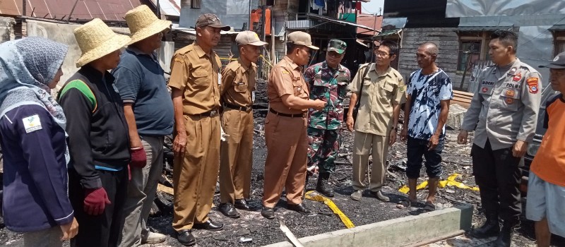 Wujud Solidaritas, Camat Kelua Pimpin Bersihkan Puing Kebakaran