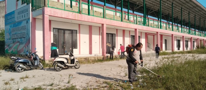 Gotong Royong Membersihkan Stadion Olahraga Kecamatan Kelua untuk Lokasi Upacara HUT RI Ke 79