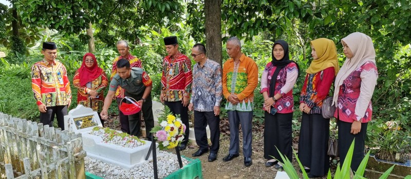 Ziarah Makam Bapak Dono Riyan
