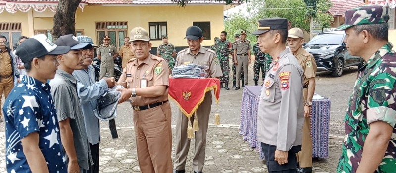 Apel Penyerahan Atribut Linmas Desa/Kelurahan Se Kecamatan Kelua