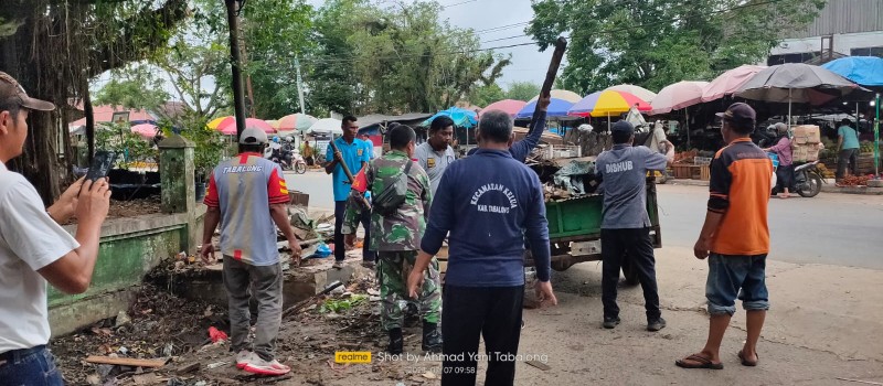 Gotong Royong Pembersihan Selokan