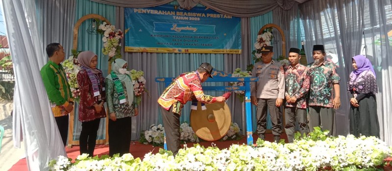 Penyerahan Beasiswa Prestasi Tahun 2023 Sekaligus Launching Kampung Keluarga Berkualitas Desa Digital Inovasi Aku Sayang Tegar