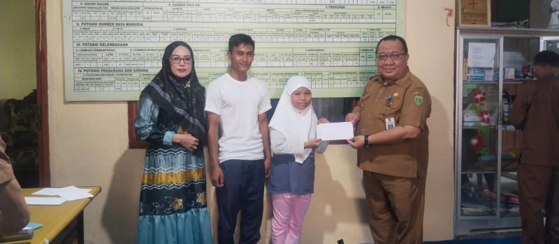 Penyerahan Hadiah Kepada Siswa Berprestasi Desa Karangan Putih