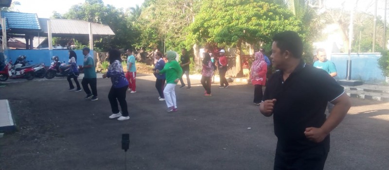 Senam Pagi di Halaman Kantor Kecamatan Muara Uya