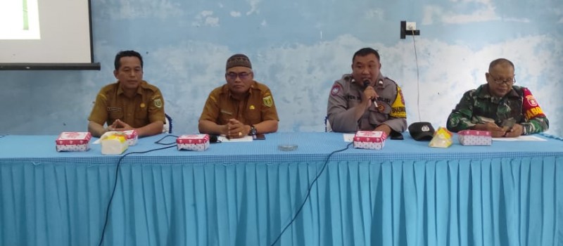 Musyawarah terkait rencana pergeseran Rt 15 ke Rt 01 di Desa Uwei