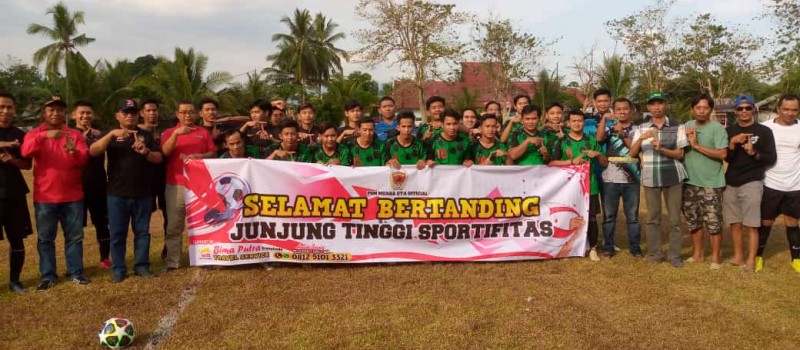 Pembukaan Pertandingan Sepak Bola di Lapangan Kecamatan Muara Uya.jpg