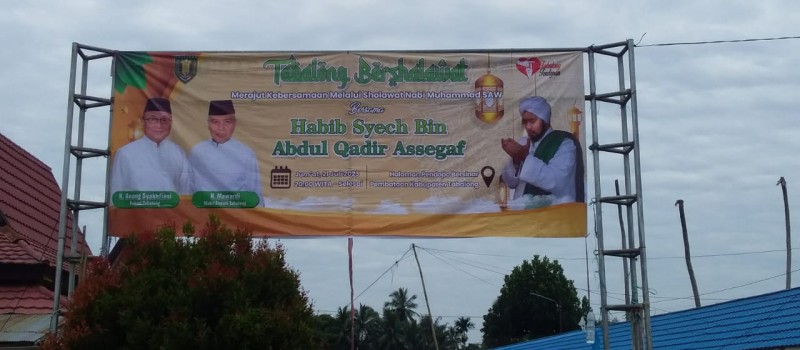 Memasang spanduk Tabalong Bershalawat di area pasar Muara Uya