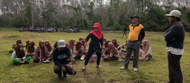 Giat Gotong Royong Anggota Pramuka di Desa Uwie