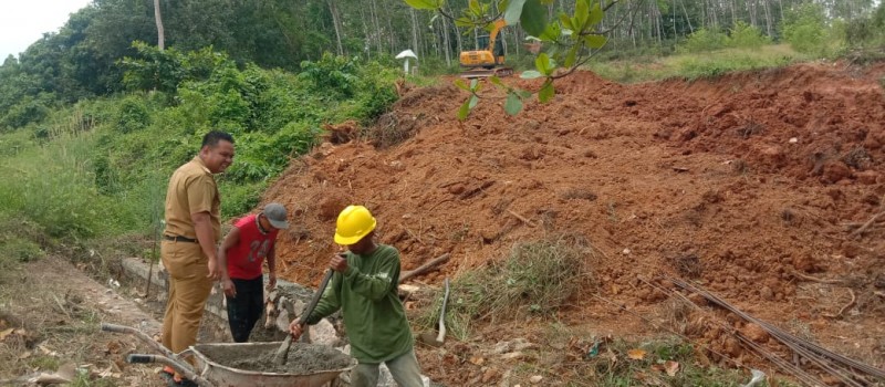 Monitoring kegiatan pembuatan jalan di lokasi kantor camat baru Muara Uya.