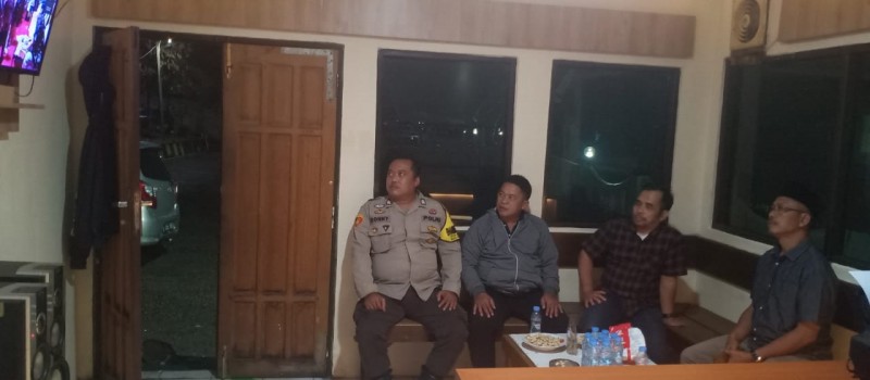 Nobar " pagelaran wayang kulit wahyu cakra ningrat di lapangan bayangkara mabes Polri Jakarta Selatan " di Polsek Muara Uya