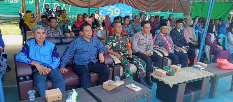 Menghadiri kegiatan pengukuhan dan perpisahan MTSN 7 Tabalong di Halaman MTSN 7 Tabalong