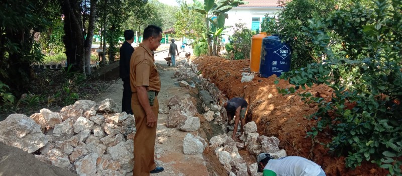 Monitoring kegiatan pekerjaan pembuatan riol di jalan samping koramil Muara Uya