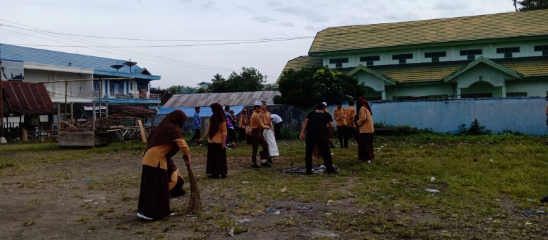 Gotong Royong Membersihkan Lapangan Upacara