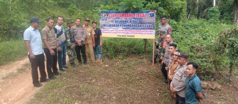 Mendampingi Kapolsek Batu Sopang, Kapolsek Muara Samu dan Kapolsek Muara Uya untuk pemasangan sepanduk Penyetopan Tambang Ilegal di Desa Mangkupum.