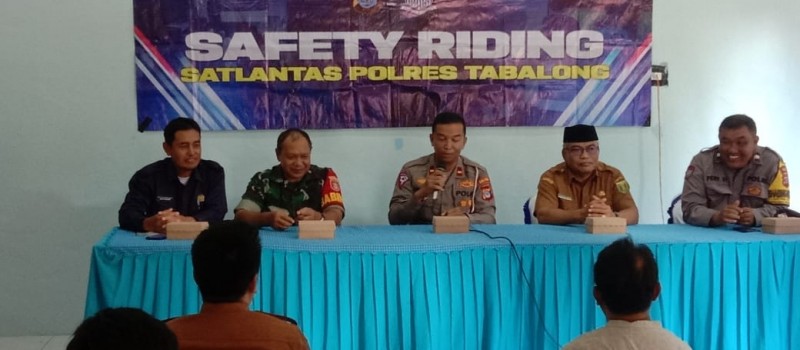 Acara sosialisasi Safety Riding (Keselamatan Berkendara) dari Kasat Lantas Tabalong di Aula Kantor Desa Uwie.