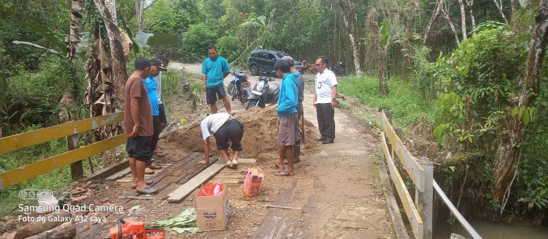 Monitor, jembatan penghubung patah, dan perlu perbaikan. Desa palapi.