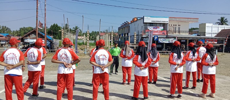 Latihan sore anggota paskibra kecamatan Muara Uya