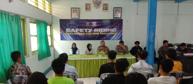 Acara pembukaan kursus/pelatihan sopir mobil bagi masyarakat Ds Salikung di aula kantor Camat Muara Uya.