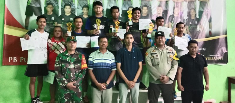 Final kompetisi Badminton di gedung olahraga Kecamatan Muara Uya