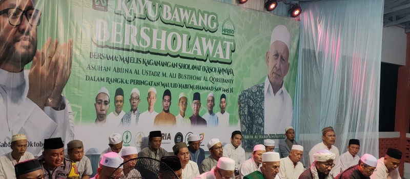 Bersholawat bersama Majelis kagadangan Sholawat di Desa Kayu Bawang