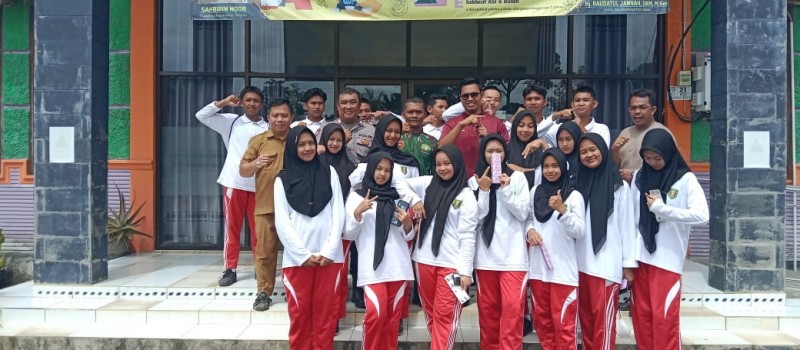 Pengecekan kesehatan dan pemberian vitamin Anggota Paskib oleh Dinas Kesehatan Pukesmas Muara Uya