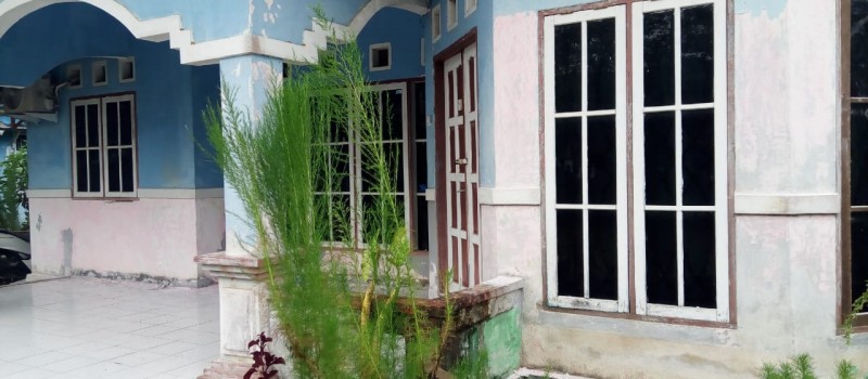 proses pengarikan cat Rumah Dinas Camat   Muara Uya