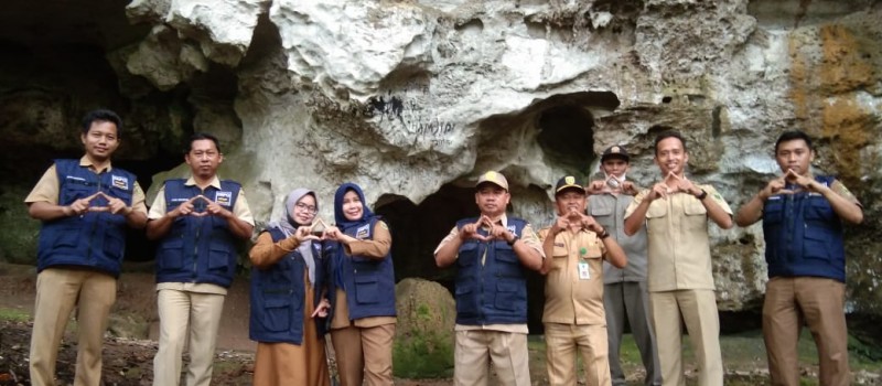 KEGIATAN MENGUNJUNGI SITUS PURBAKALA