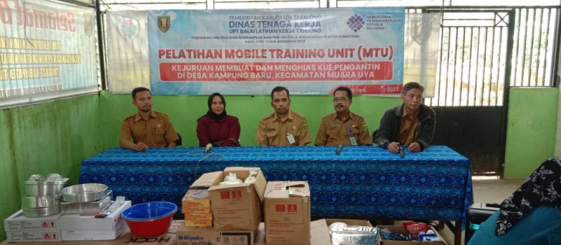 Menghadiri Acara pembukaan pelatihan MTU oleh Sekcam Muara Uya dan dari Kadisnaker Kab. Tabalong di Aula Kantor Desa Kampung Baru.